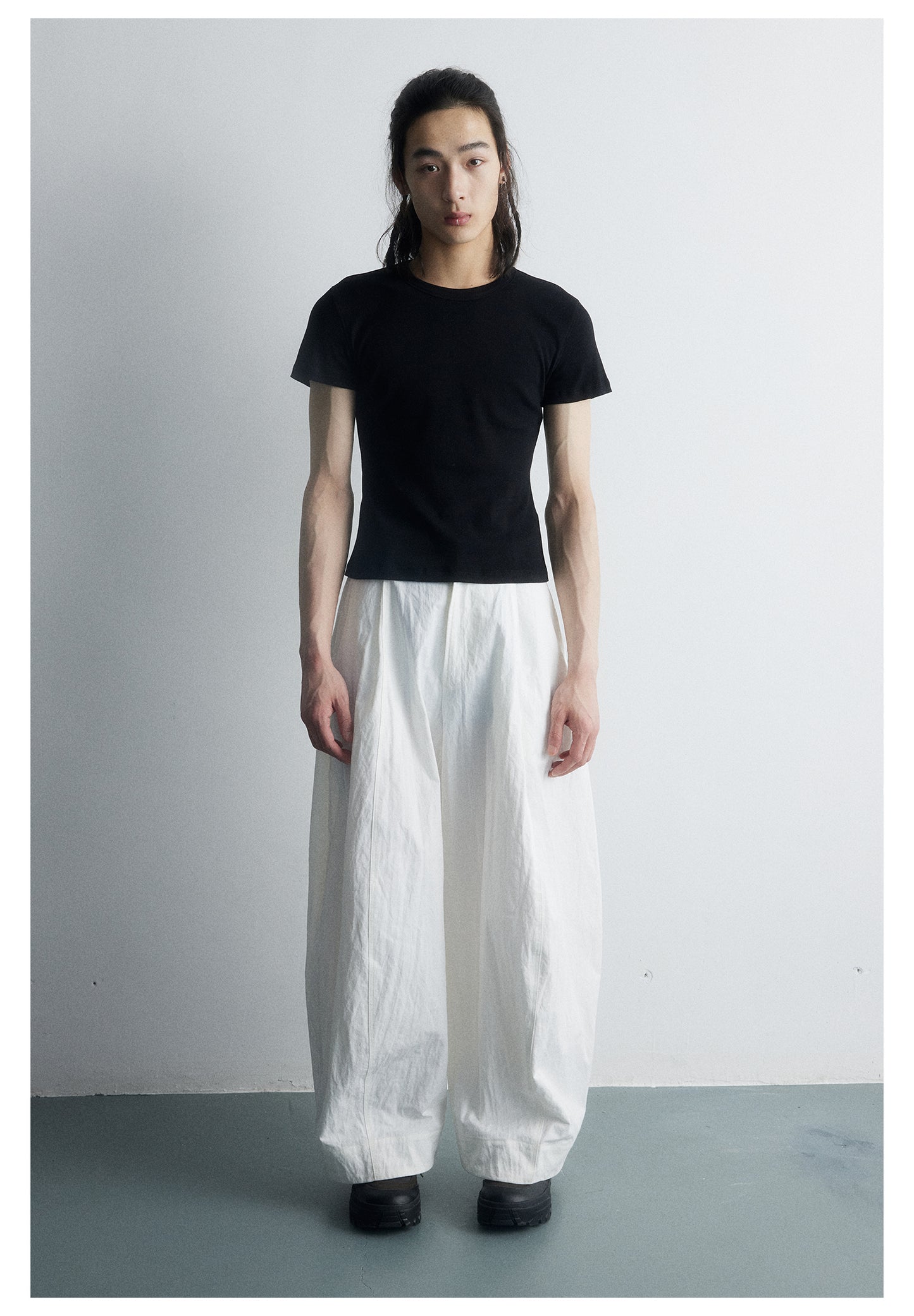 Three-dimensional silhouette wrinkled casual pants