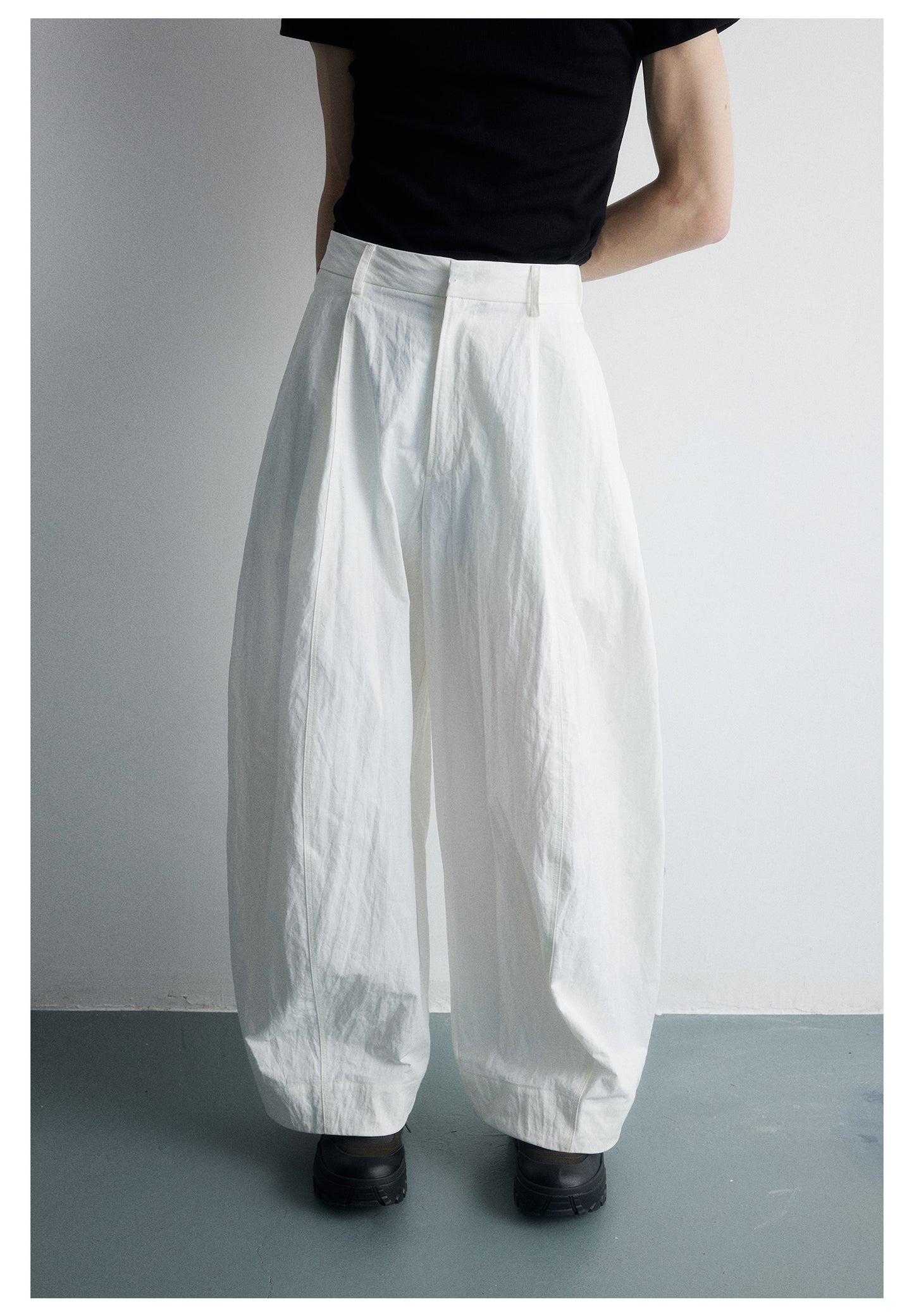 Three-dimensional silhouette wrinkled casual pants