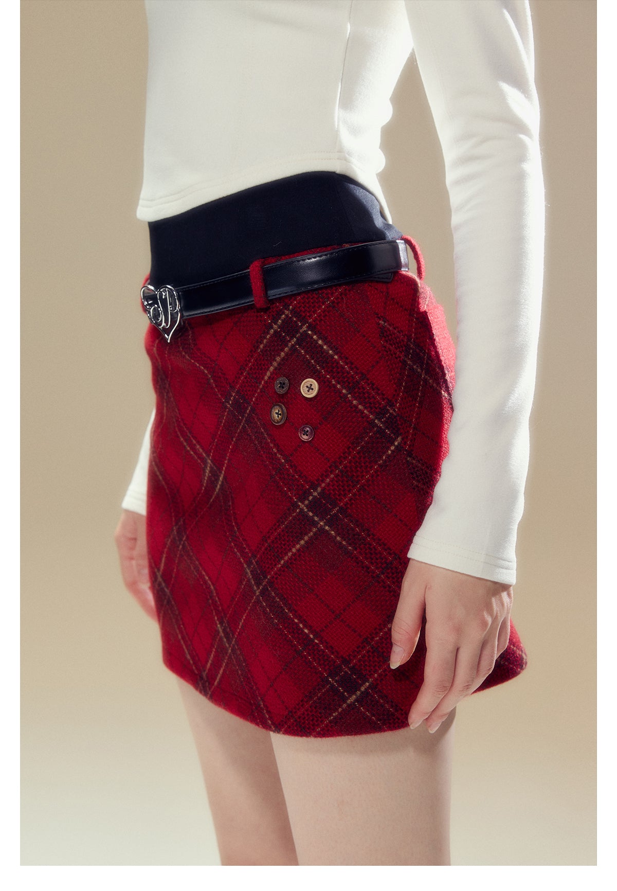 Short checkered slim fit red skirt