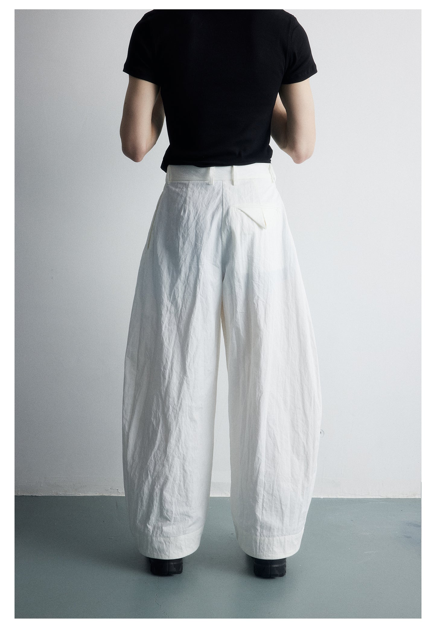 Three-dimensional silhouette wrinkled casual pants