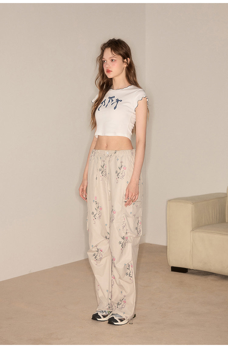 Straight casual pants with flower-patterned pockets