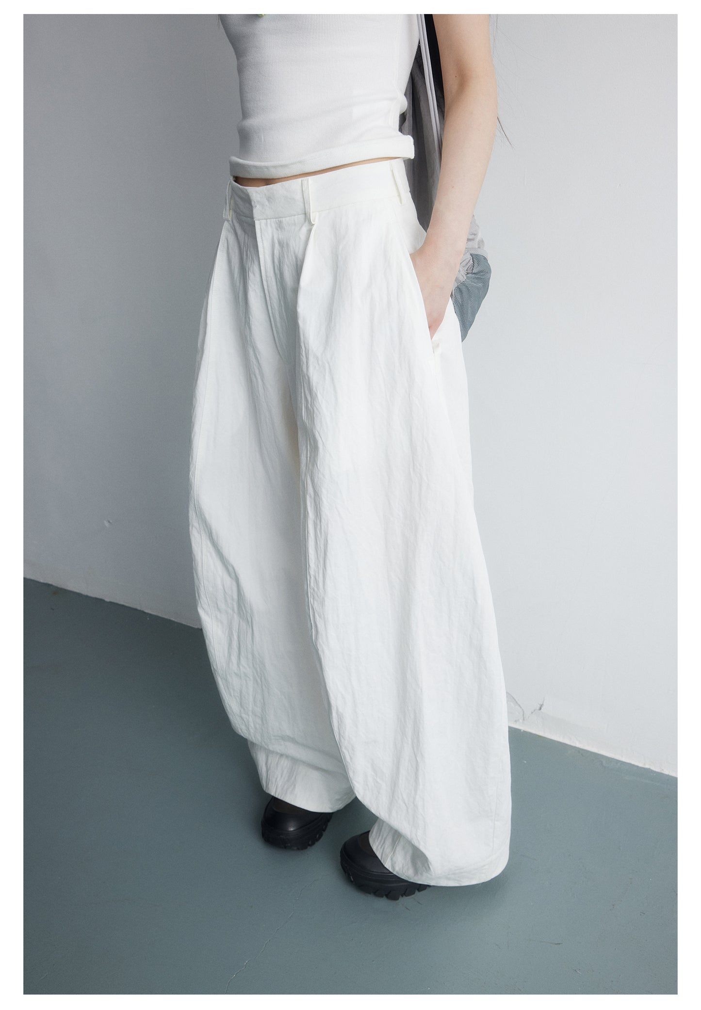 Three-dimensional silhouette wrinkled casual pants