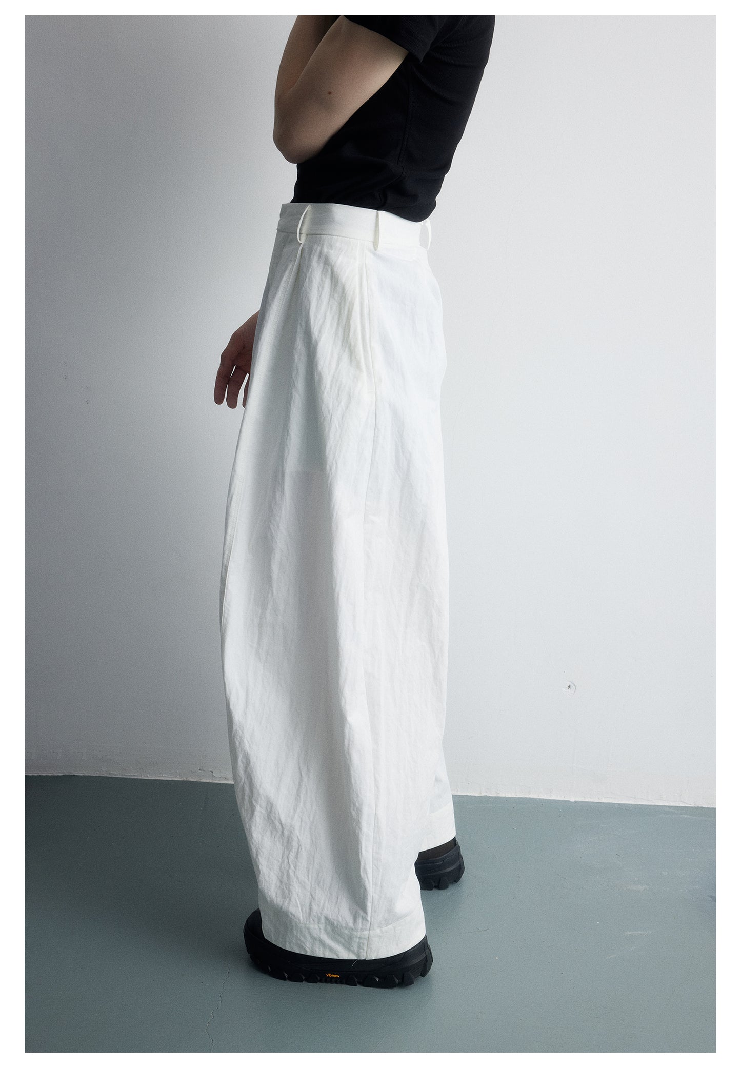 Three-dimensional silhouette wrinkled casual pants