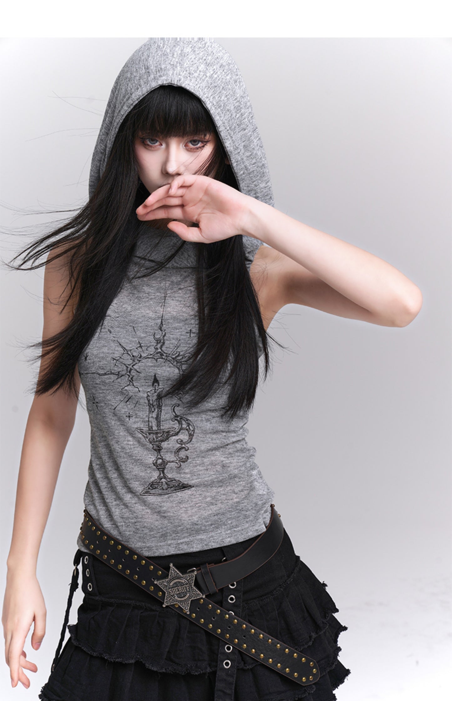 Hooded sleeveless shirt