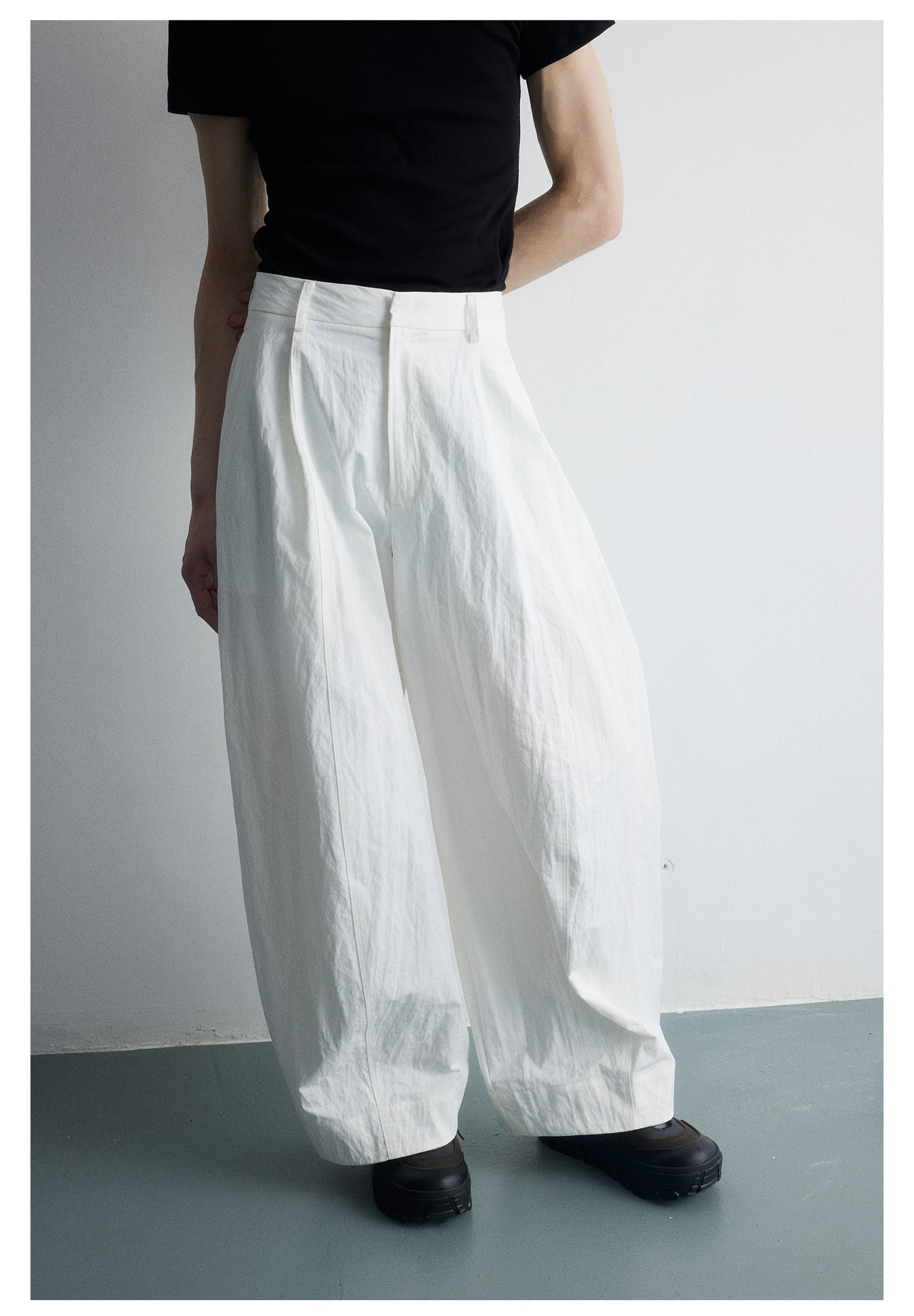 Three-dimensional silhouette wrinkled casual pants