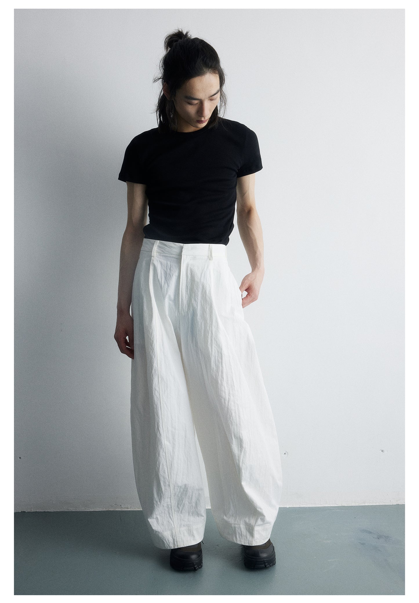 Three-dimensional silhouette wrinkled casual pants