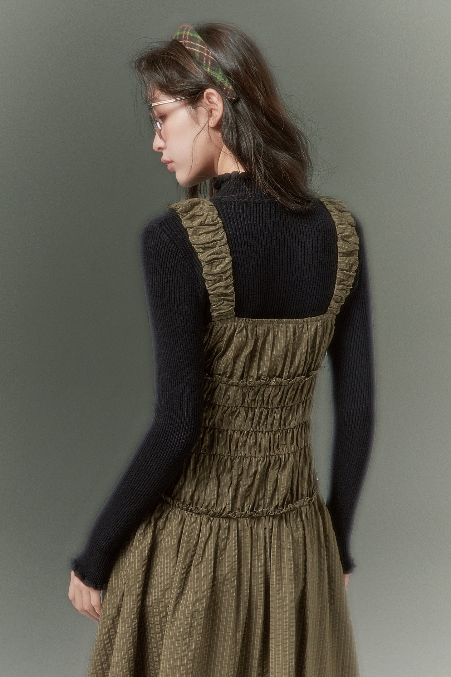 Sweet and cool three-dimensional pleated suspender dress