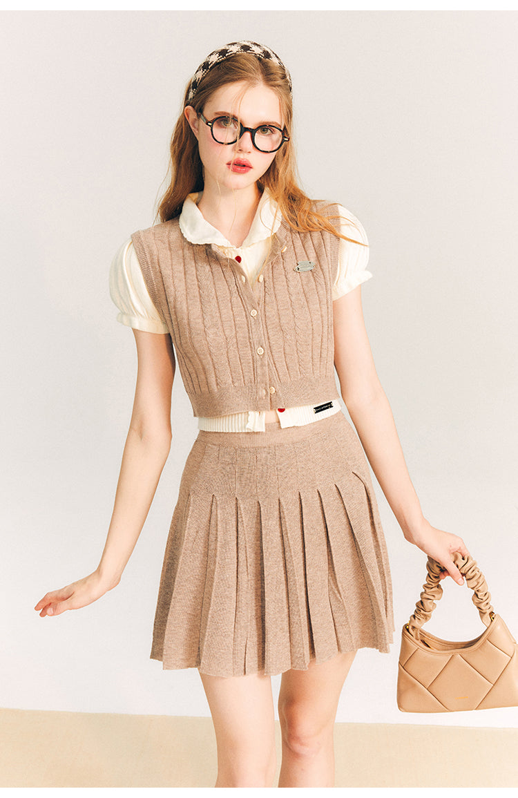 Short length knit vest & short length knit skirt