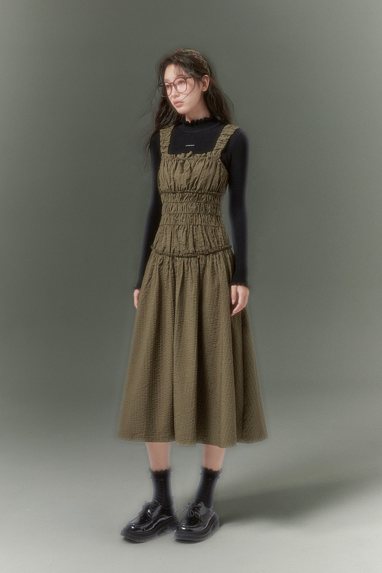 Sweet and cool three-dimensional pleated suspender dress