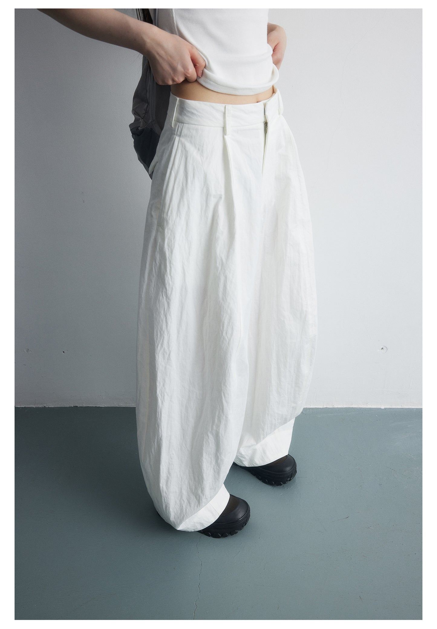 Three-dimensional silhouette wrinkled casual pants