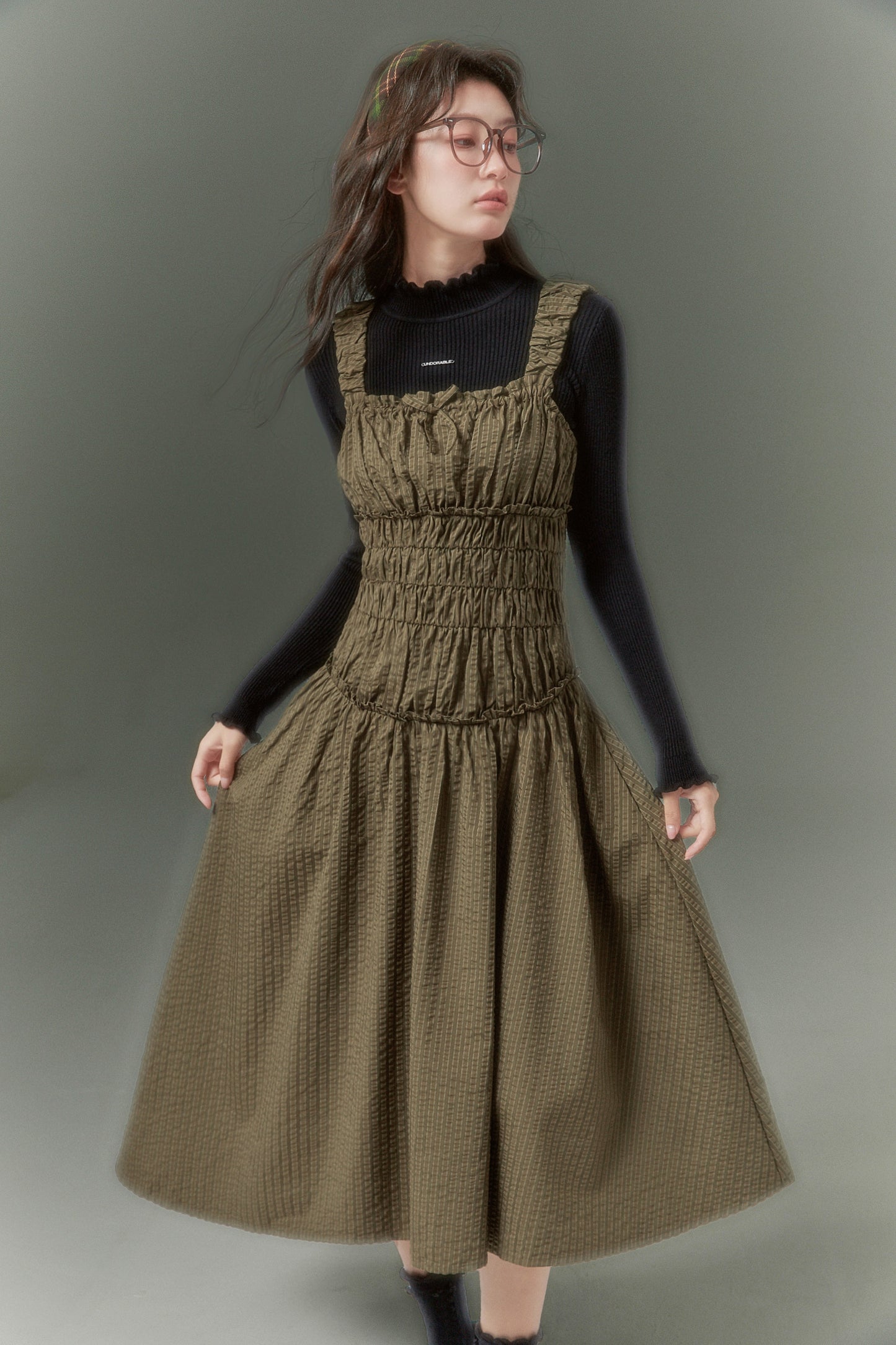 Sweet and cool three-dimensional pleated suspender dress