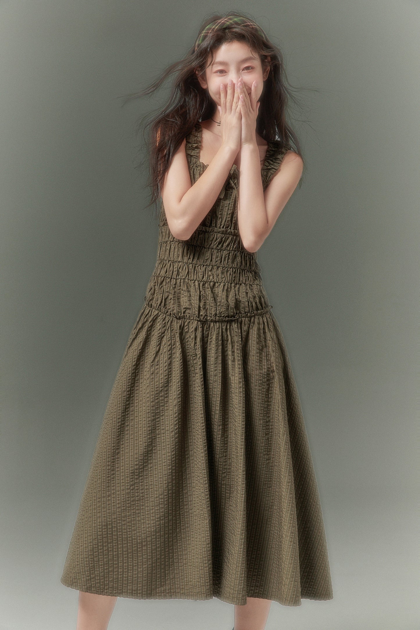 Sweet and cool three-dimensional pleated suspender dress