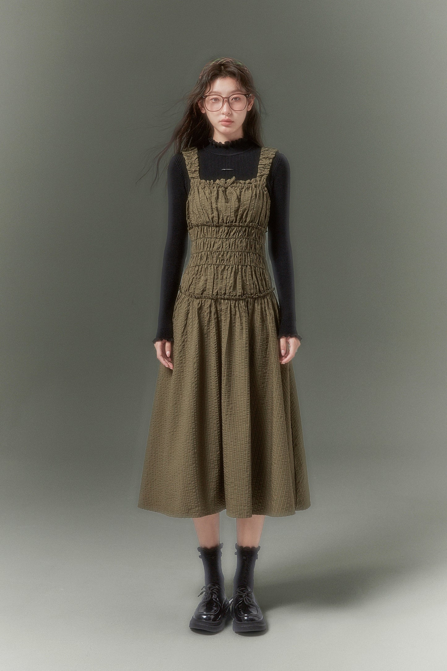 Sweet and cool three-dimensional pleated suspender dress