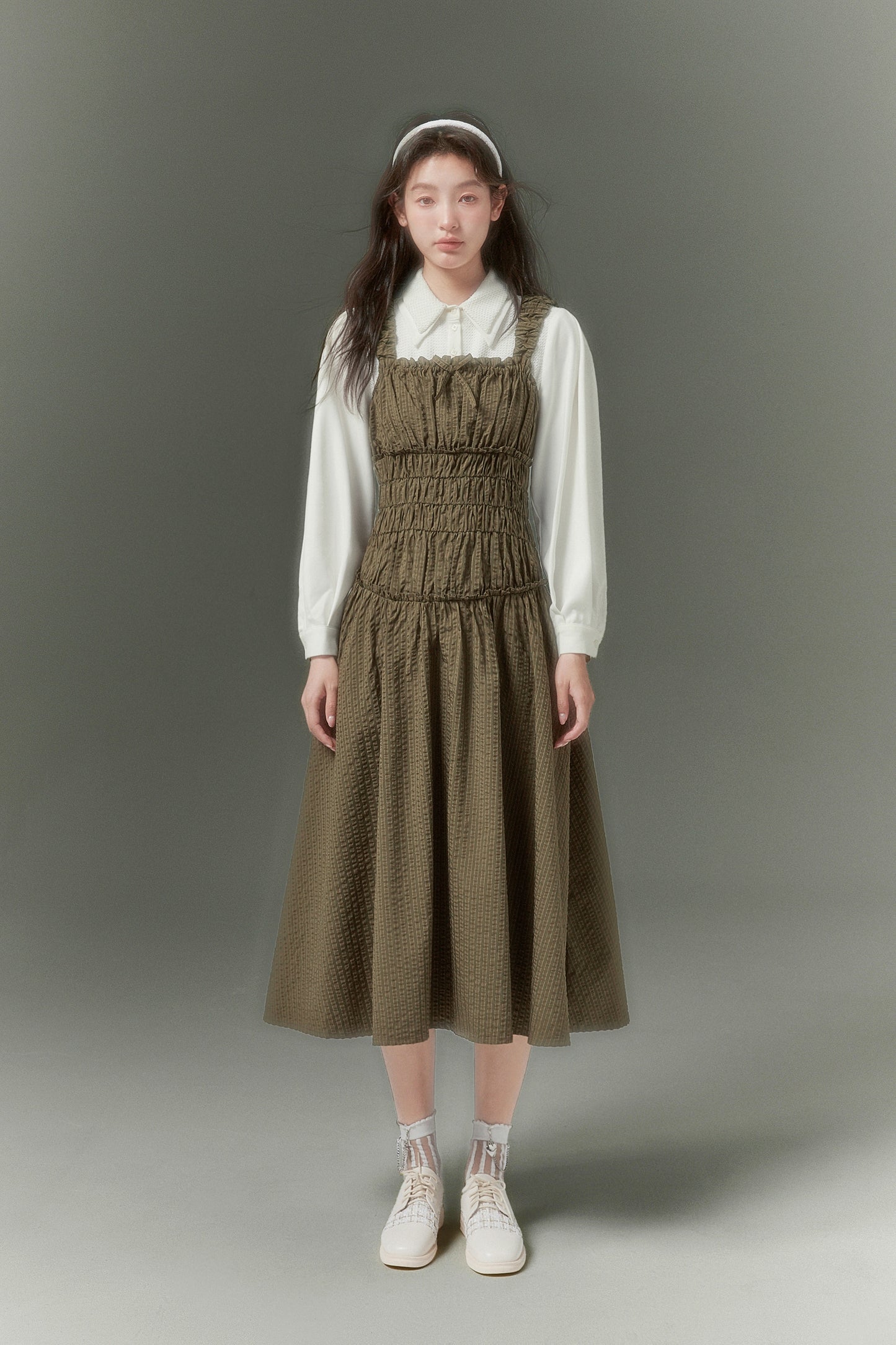 Sweet and cool three-dimensional pleated suspender dress