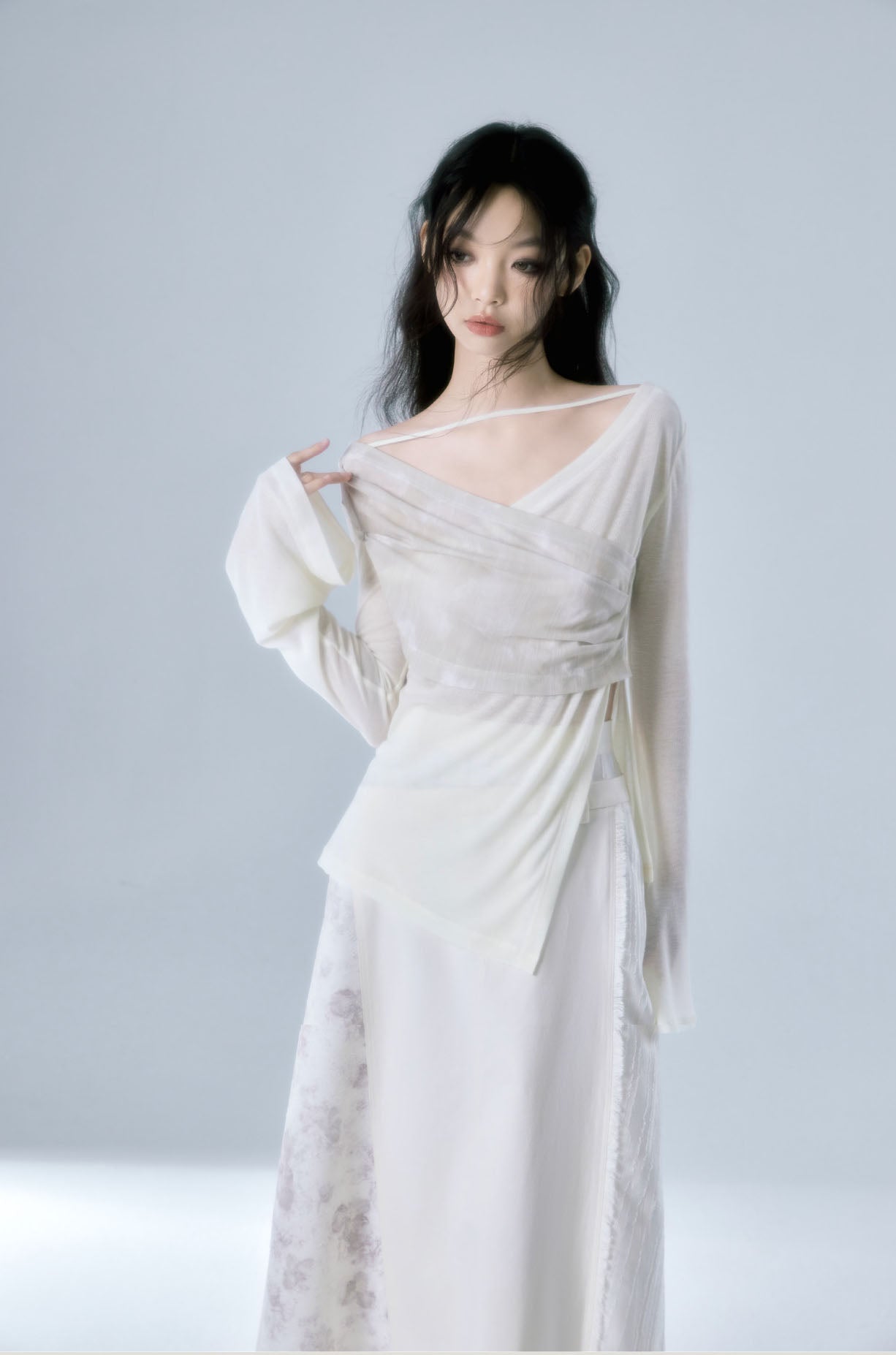 White Begonia One Shoulder V-Neck Irregular Knit Bottom Shirt