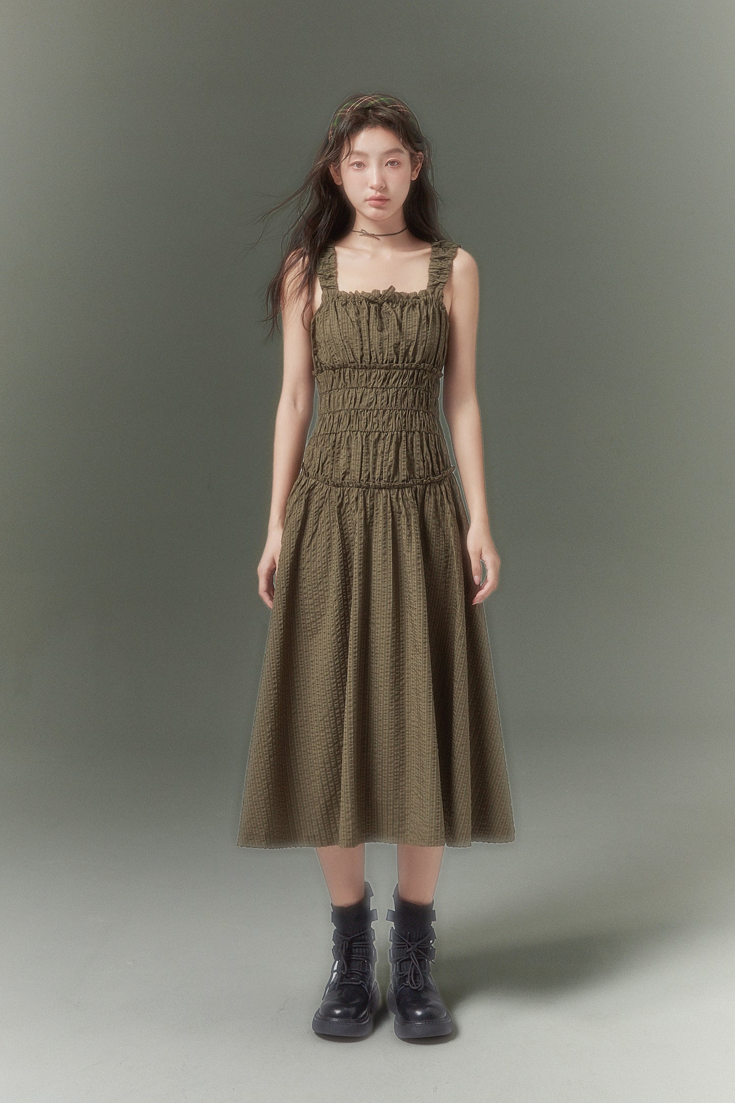 Sweet and cool three-dimensional pleated suspender dress