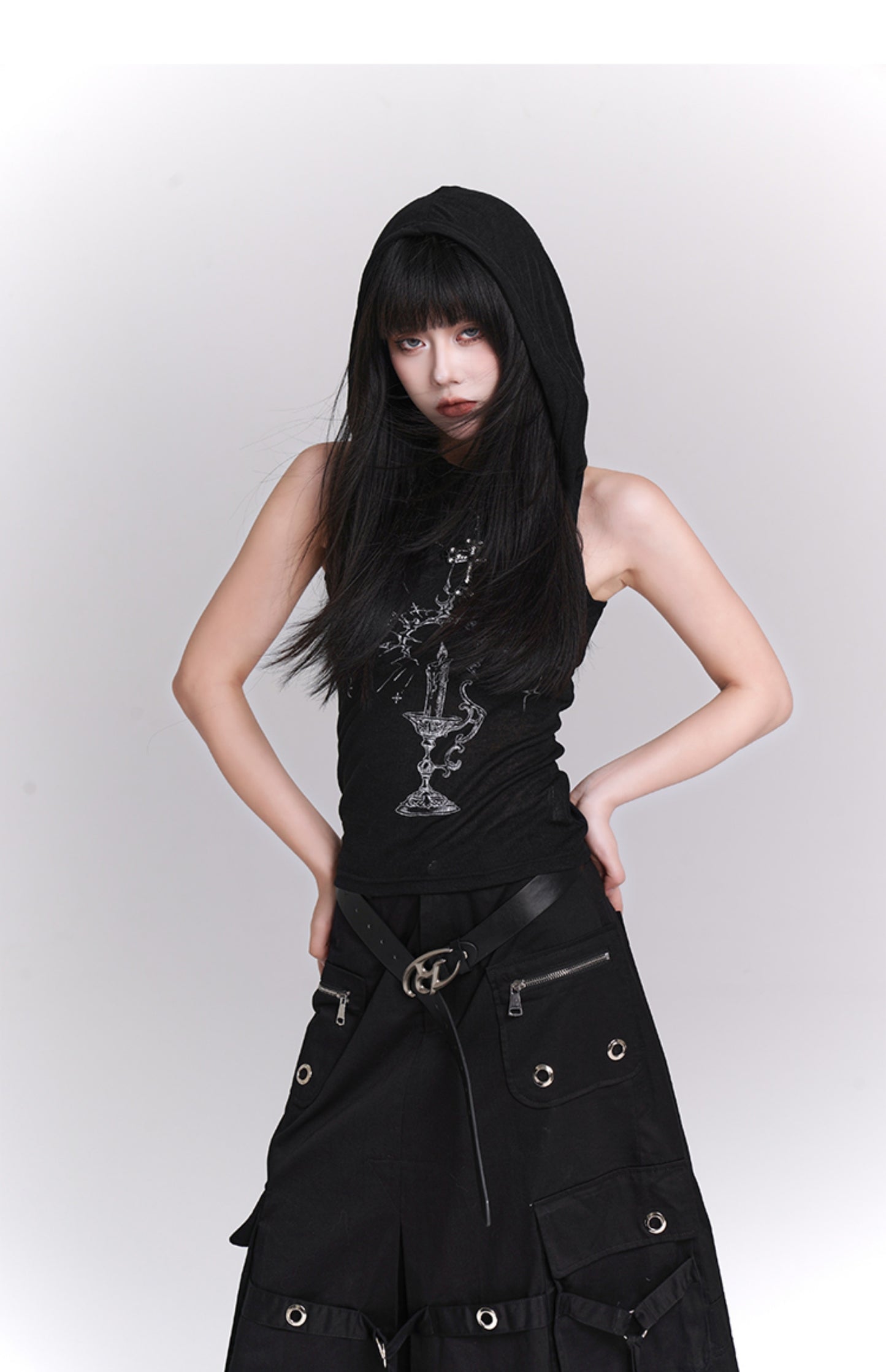 Hooded sleeveless shirt