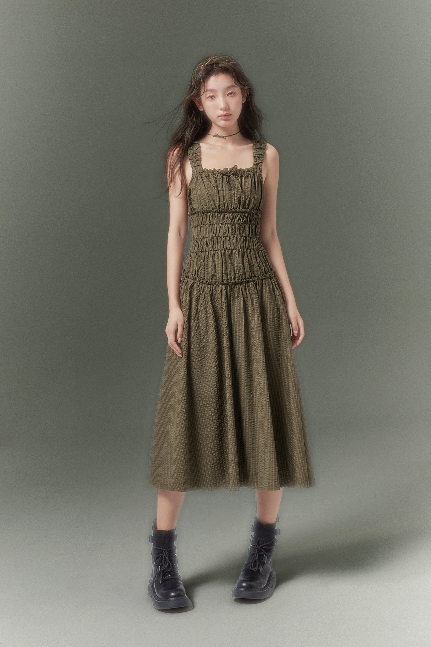 Sweet and cool three-dimensional pleated suspender dress