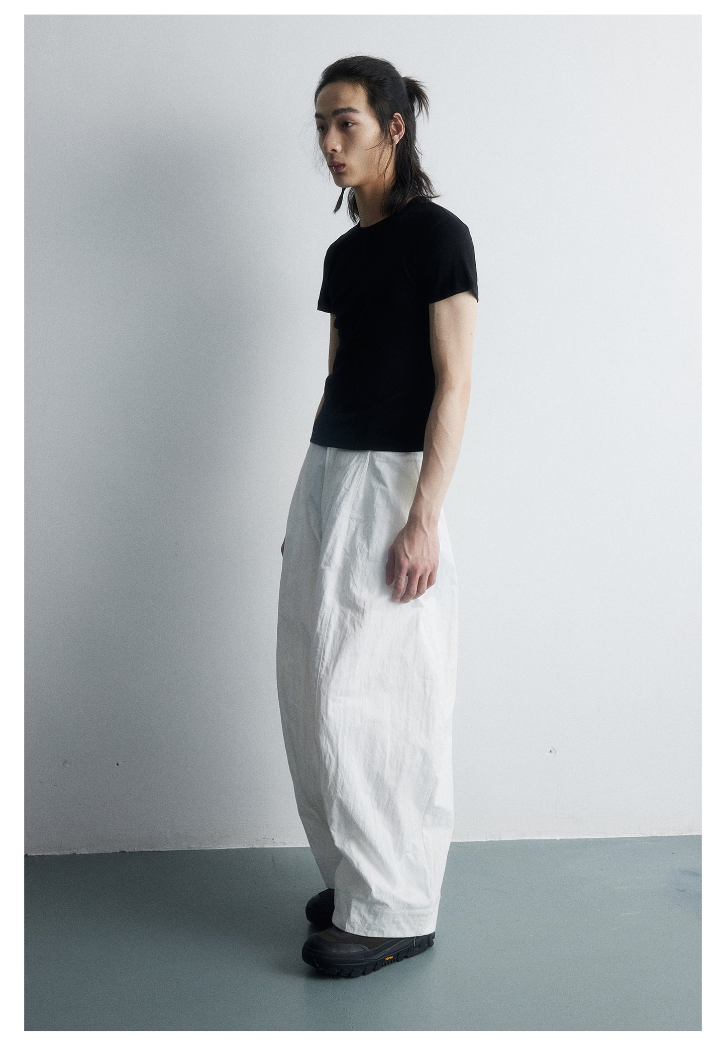 Three-dimensional silhouette wrinkled casual pants