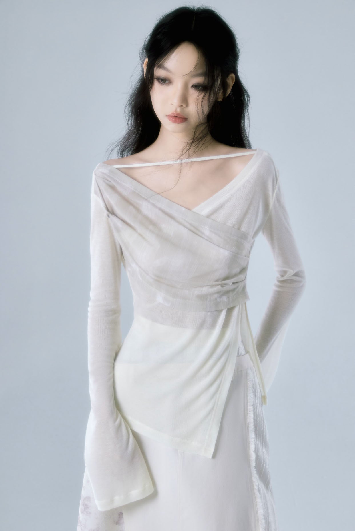 White Begonia One Shoulder V-Neck Irregular Knit Bottom Shirt