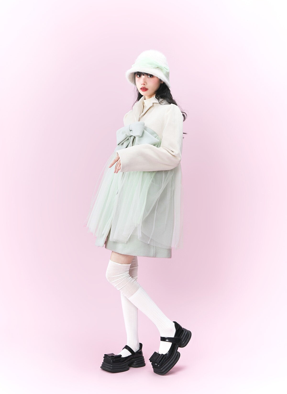 Original design spreading mesh ribbon coat